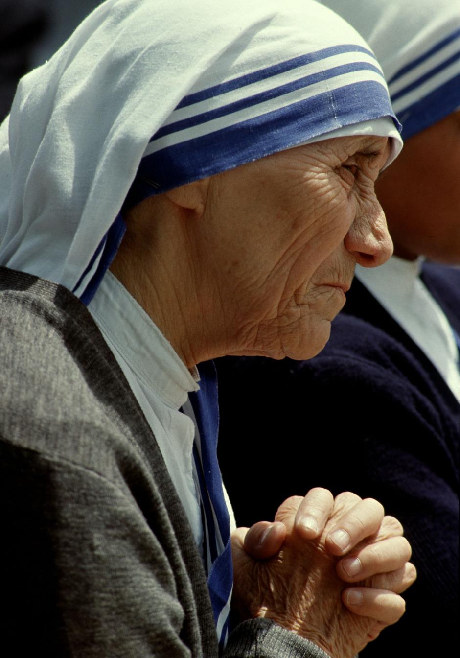 TERESA DE CALCUTA
AGRES GONXA BOJAXHIU

TERESA, Gonxha Bjaxhiu, en religión Madre (n. Skopje,1910). Religiosa yugoslava, hija de padres albaneses. Misionera en la India. En 1946 decidió dedicarse a los enfermos, ancianos y pobres abandonados. En 1950 fundó la congregación de las Misioneras de la Caridad.
FOTO EN MADRID AÑO 1979