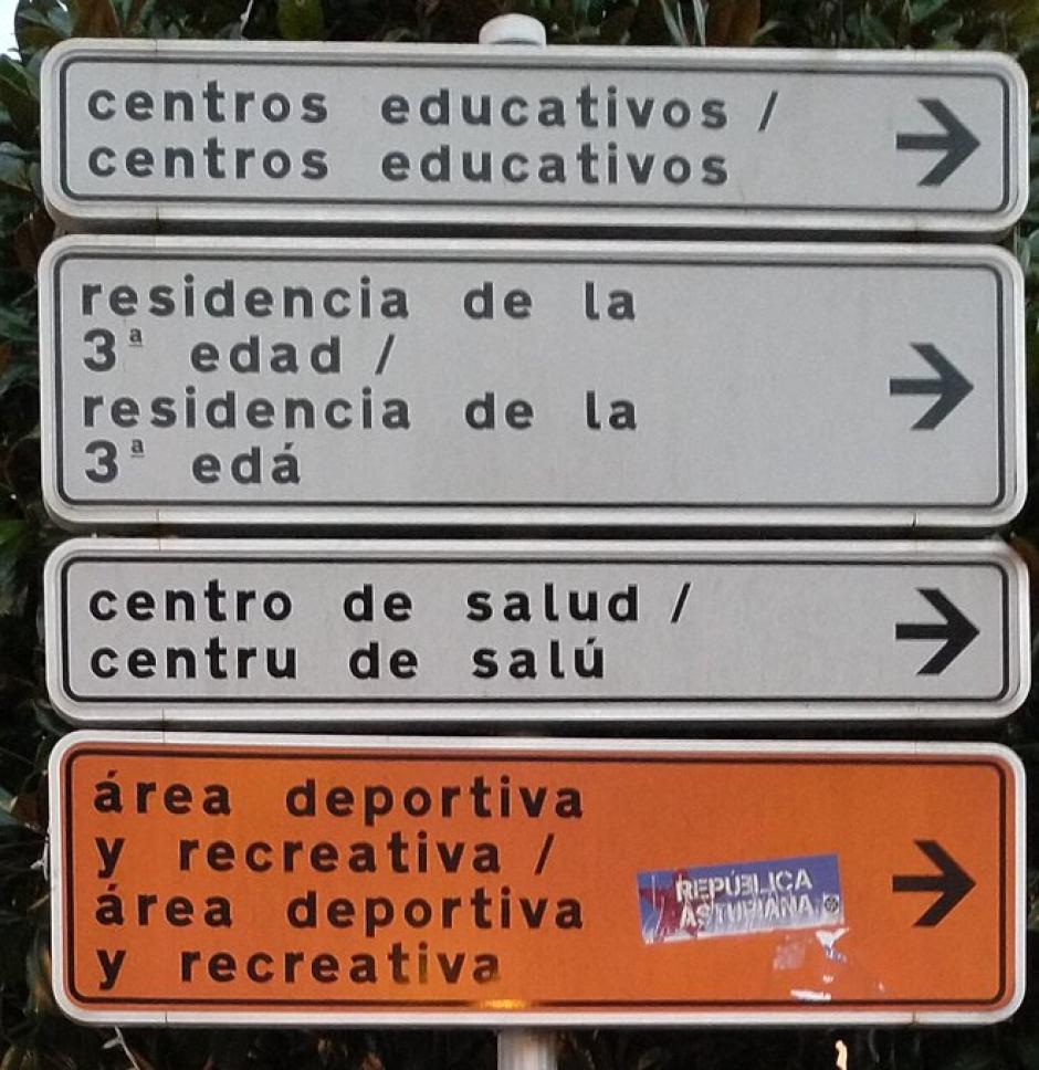 Imagen de varios carteles en español y en bable