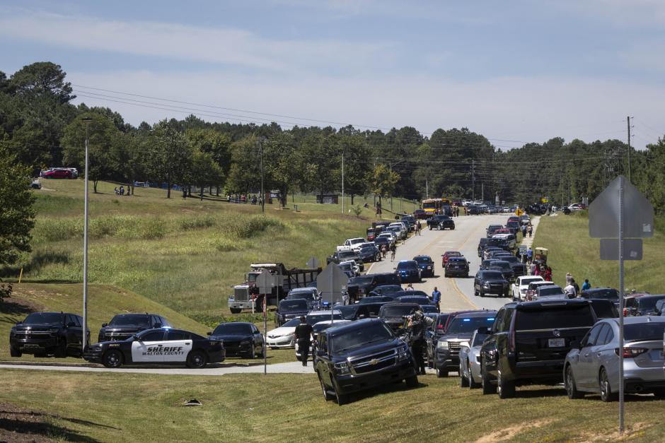 Coches de familiares y policía en colegio Apalachee