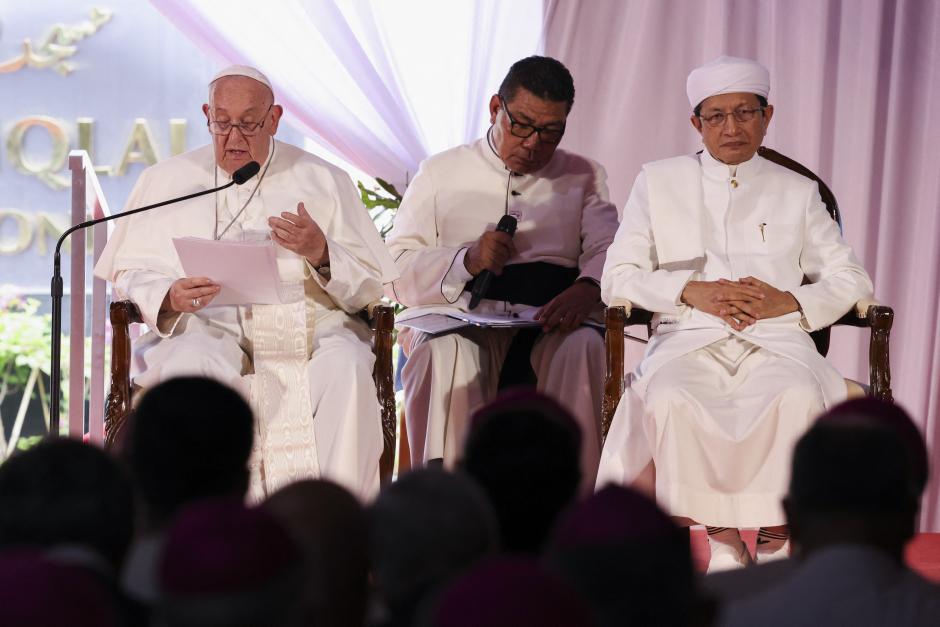 El Papa Francisco, junto al gran imán, Nasaruddin Umar, durante su discurso ante los  líderes religiosos de Indonesia