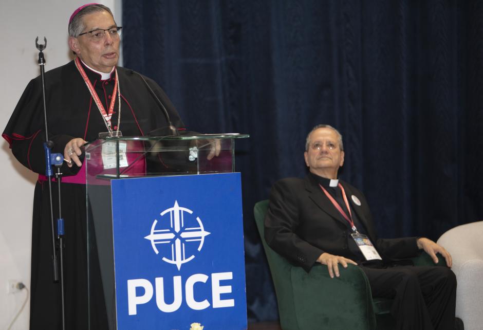 El arzobispo de Quito, Alfredo José Espinoza, habla durante la inauguración del Simposio Teológico