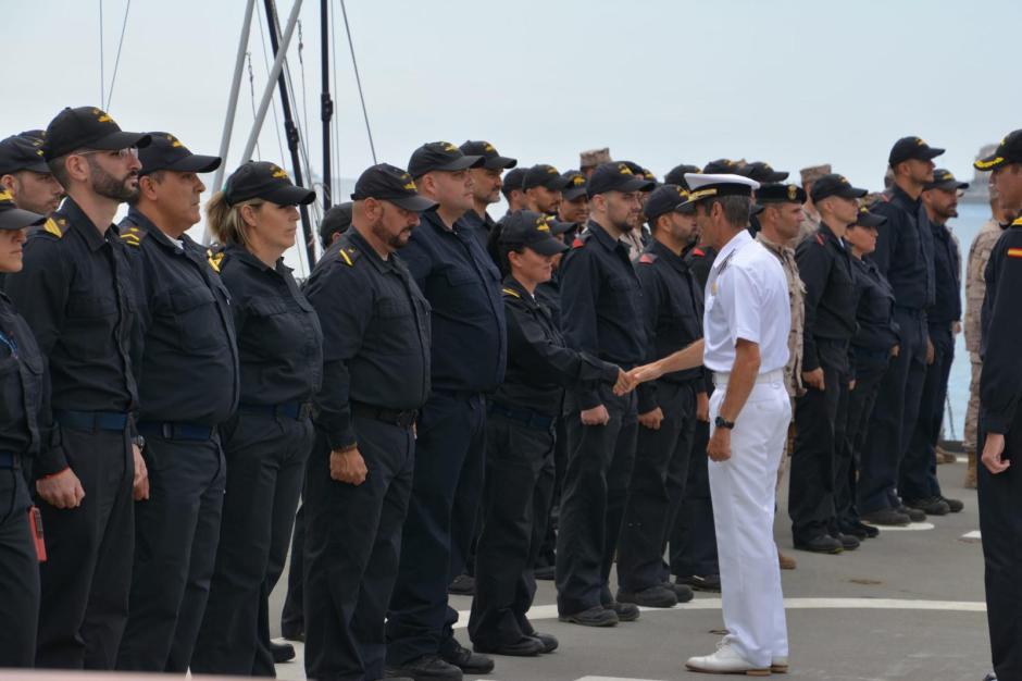 La tripulación del buque español Meteoro forma antes de zarpar con destino al Golfo de Guinea