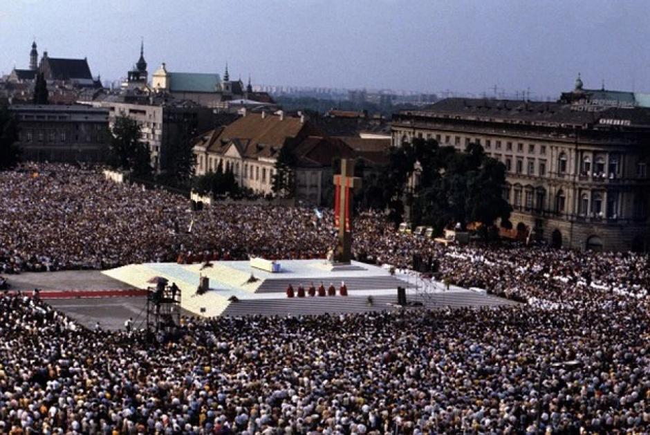 La Plaza Victoria de Varsovia abarrotada en 1979 con Juan Pablo II