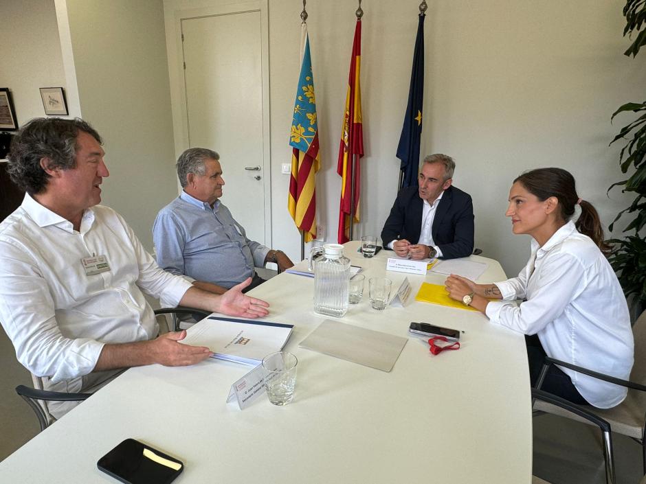 Miguel Barrachina, al fondo, reunido con regantes