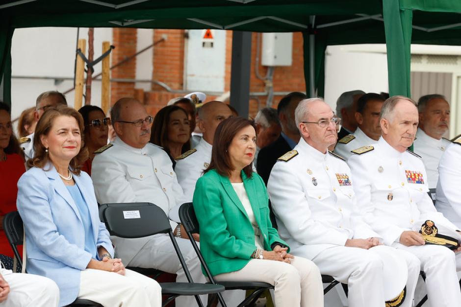 La ministra de Defensa, Margarita Robles, acompañada por el Jefe de Estado Mayor de la Defensa, almirante general Teodoro Esteban López Calderón y la subsecretaria de Defensa, Adoración Mateos.