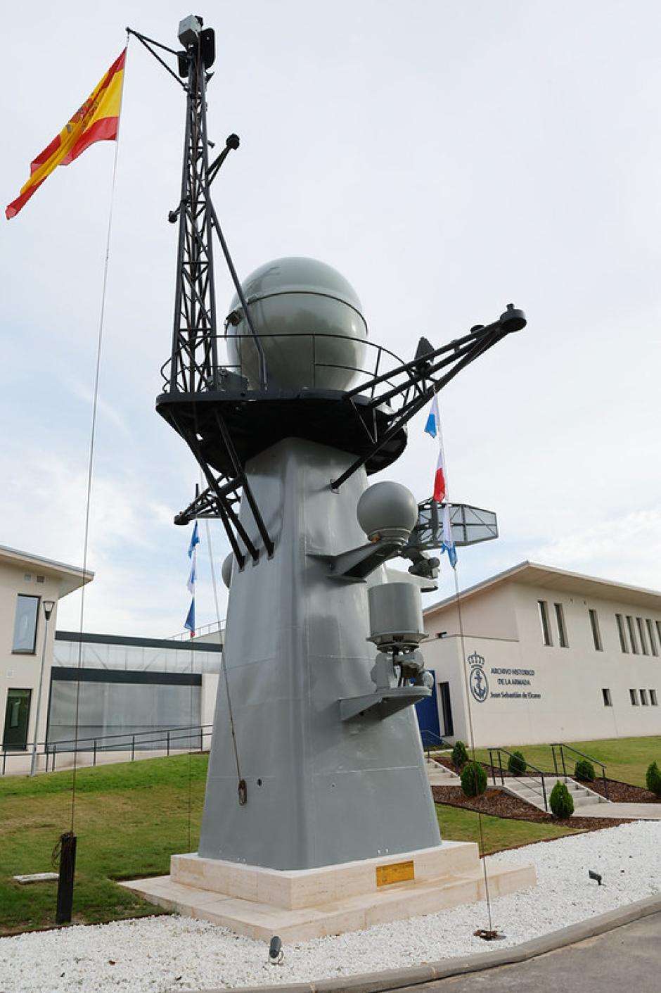 Palo de señales de la corbeta Cazadora (F-35), situada en Archivo Militar de la Armada