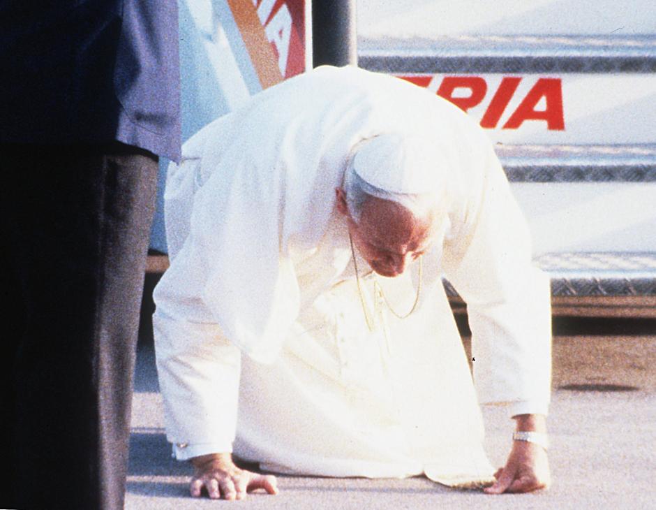 Juan Pablo II besa el suelo a su llegada al aeropuerto de Barajas, dando comienzo así a su primera visita a España