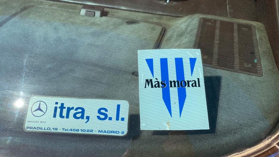 Imagen del coche que utilizaba Camilo Sesto con las pegatinas del club de fútbol del Alcoyano