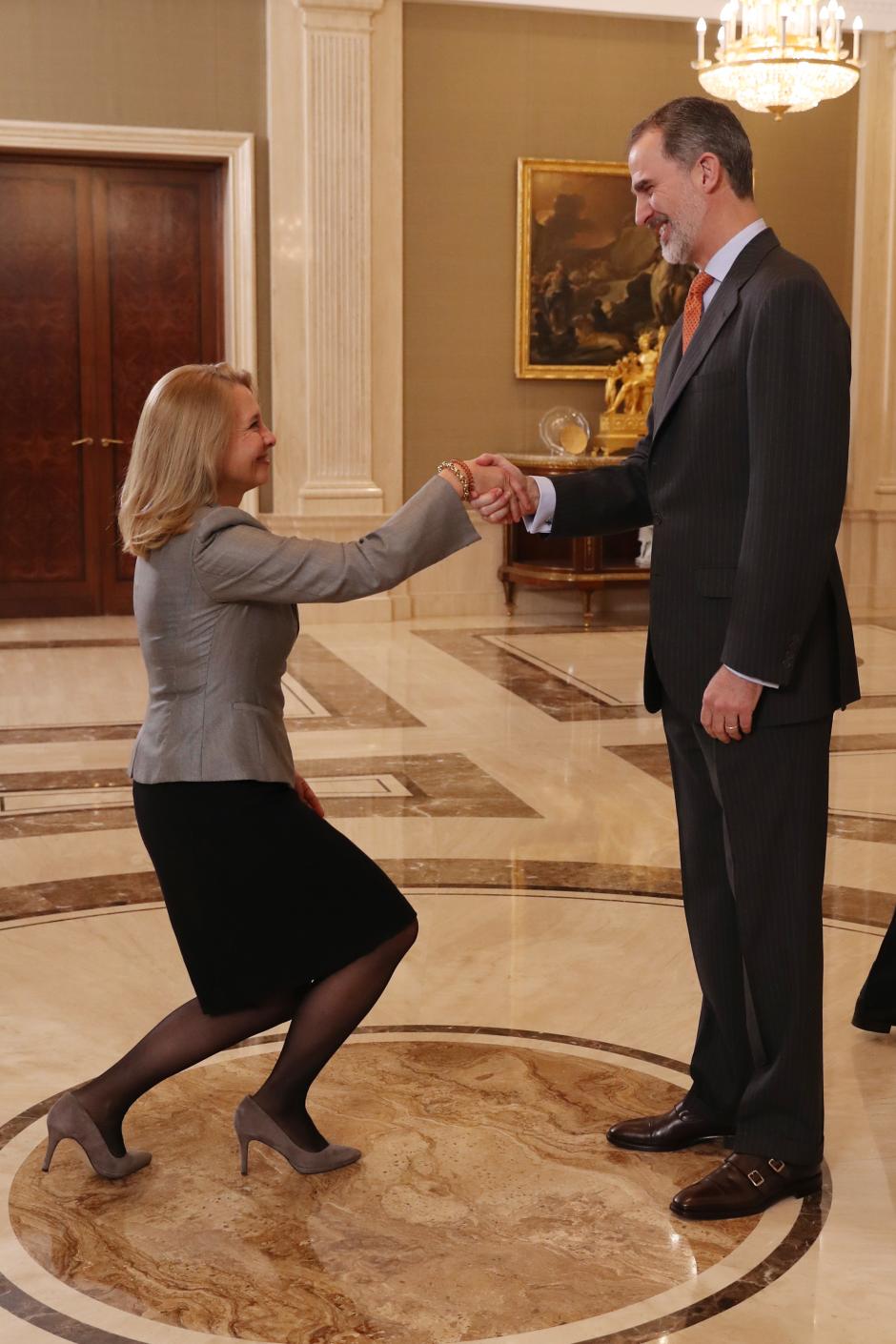 Spanish King Felipe VI and Almudena Arteaga, duquesa del Infantado, during a hearing with “ Consejo Diputación de la Grandeza de España y títulos del Reino ” at ZarzuelaPalace in Madrid on Thursday, 13 February 2020.
En la foto, haciendo una reverencia