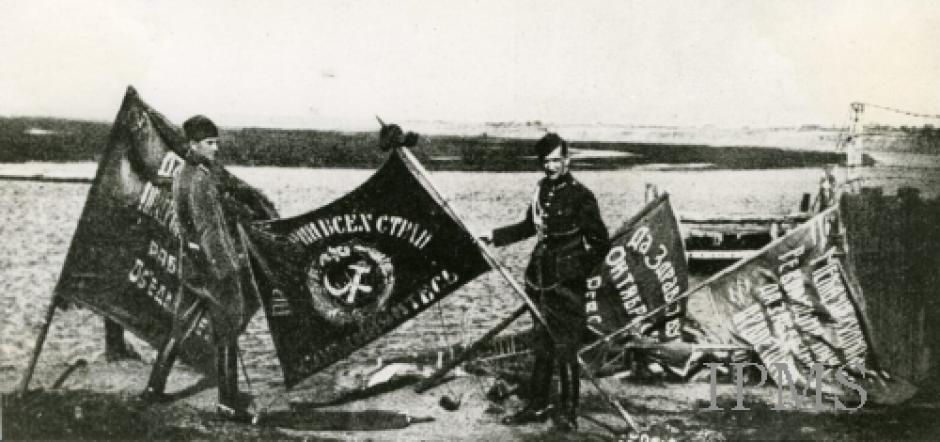 Soldados polacos con las banderas soviéticas tras la batalla de Varsovia