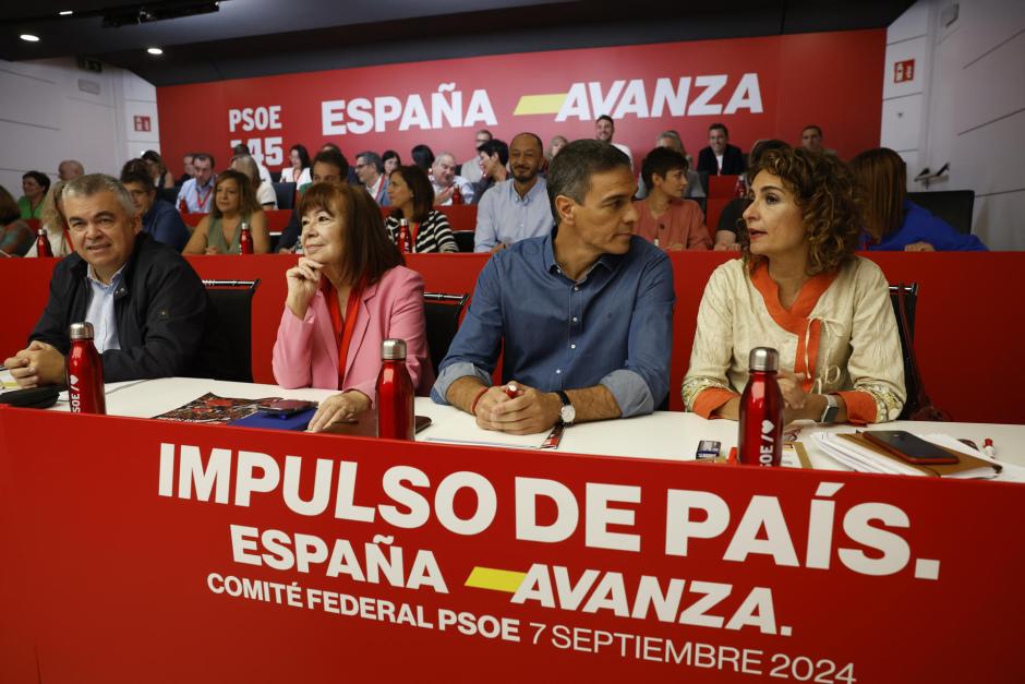 El líder socialista y presidente del Gobierno, Pedro Sánchez (2d), durante el Comité Federal del PSOE este sábado