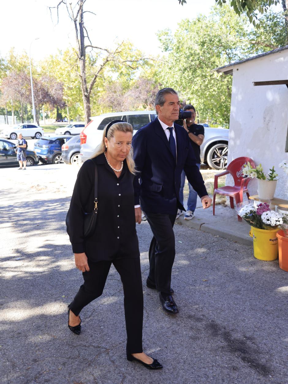 Cristina de Borbón-Dos Sicilias y pedro López Quesada llegan al cementerio