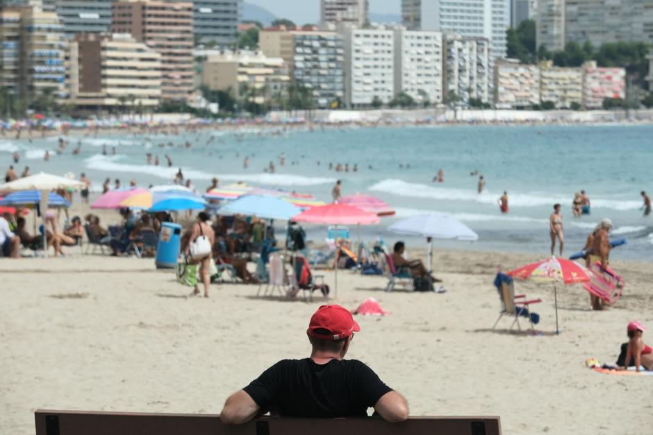 Bañistas en la playa de Benidorm, este sábado