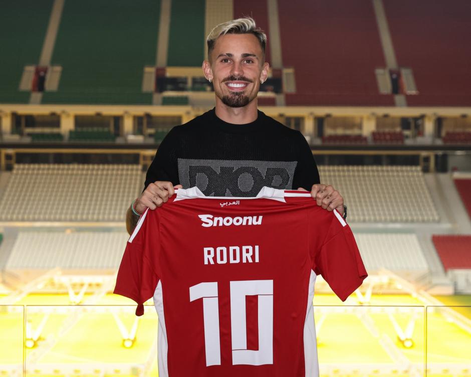 El futbolista Rodri posa con la camiseta del Al-Arabi catarí