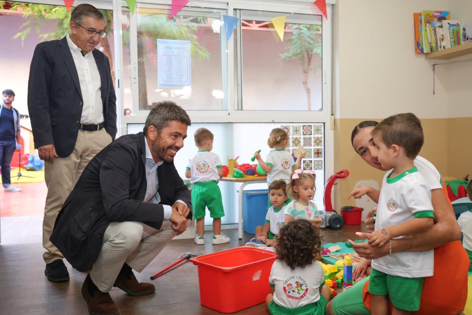 Rovira y Mazón, este lunes, en el centro de educación infantil Trazos y Rayajos de San Vicente del Raspeig, Alicante