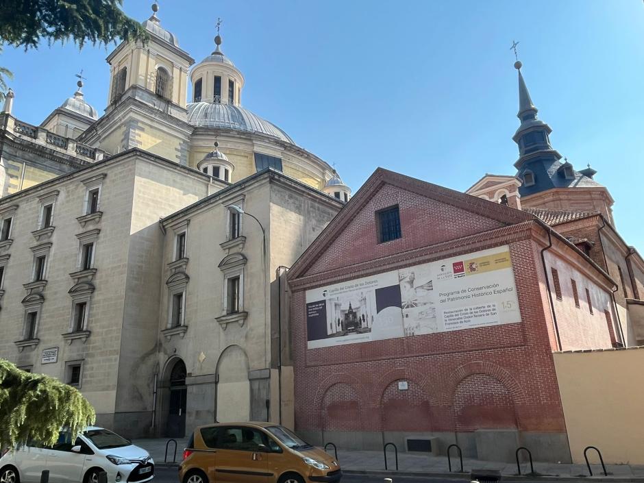 Capilla del Cristo de los Dolores (derecha) y lateral de la Basílica de San Francisco el Grande