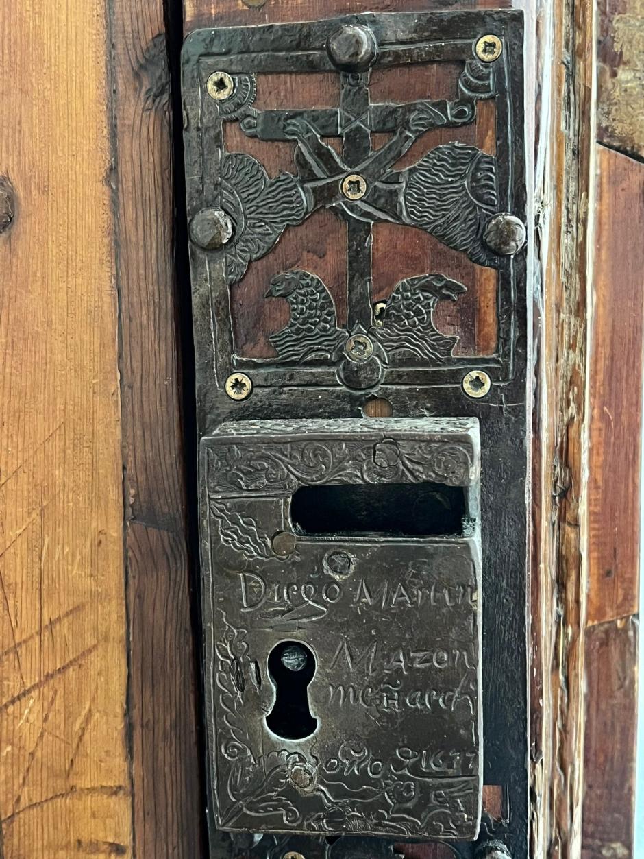 Herraje de 1677 de la puerta de San Bernabé 13
