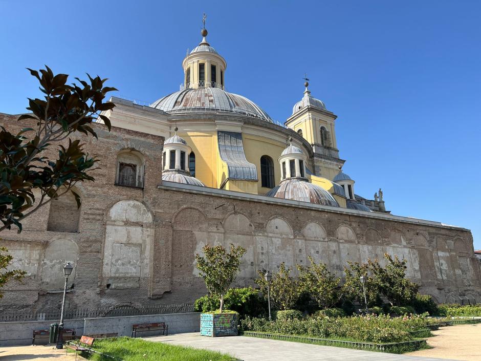 Medianera sur de la Basílica de San Francisco desde el jardín del mismo nombre, en cuya pared queda la huella del Cuartel de San Francisco
