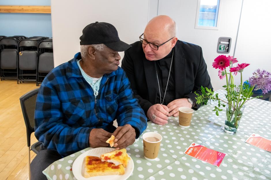 Monseñor Wilson se toma un café con un beneficiario de un comedor de la Iglesia