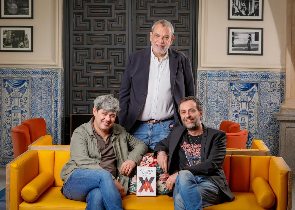 Los autores con el libro 'El Clan'