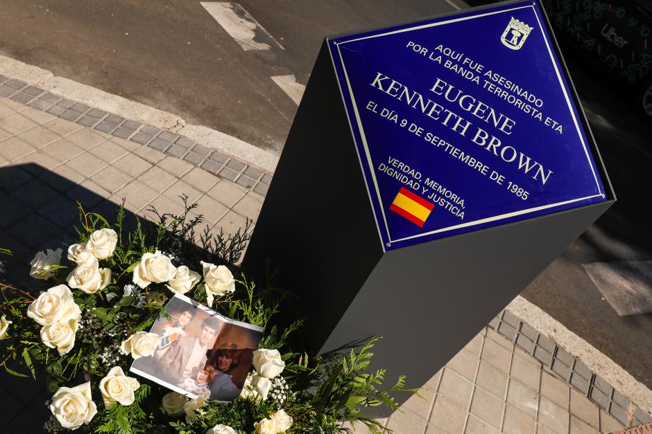 Placa en homenaje de Eugene Kenneth asesinado ETA