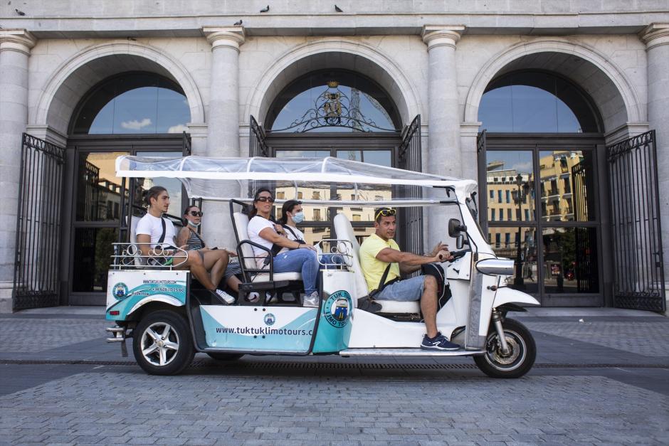 Un tuk tuk circula por las calles de Madrid