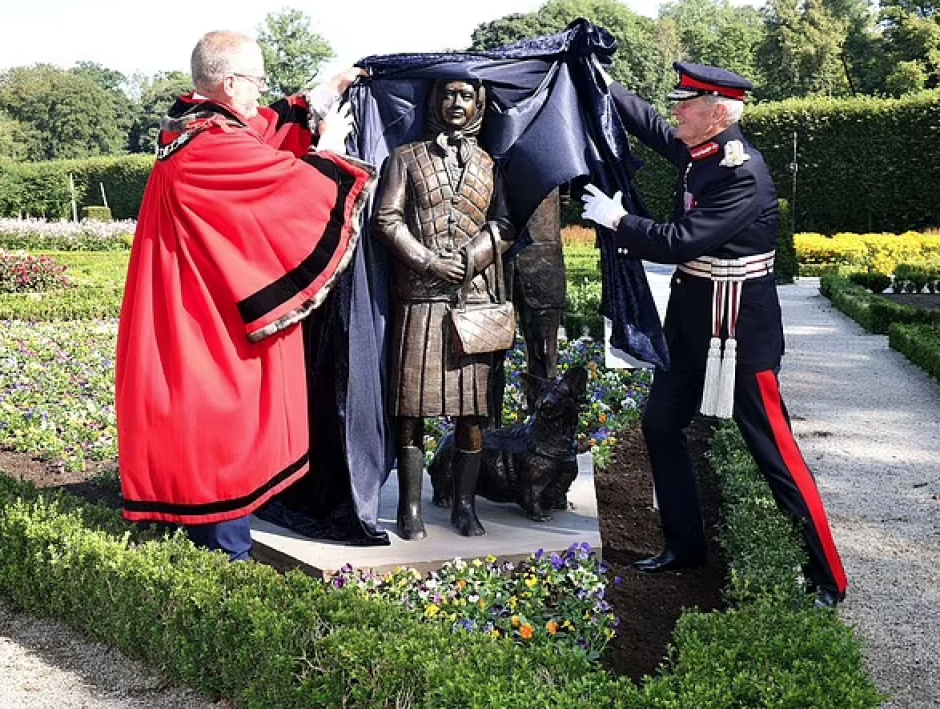 Estatua de Isabel II recién inaugurada