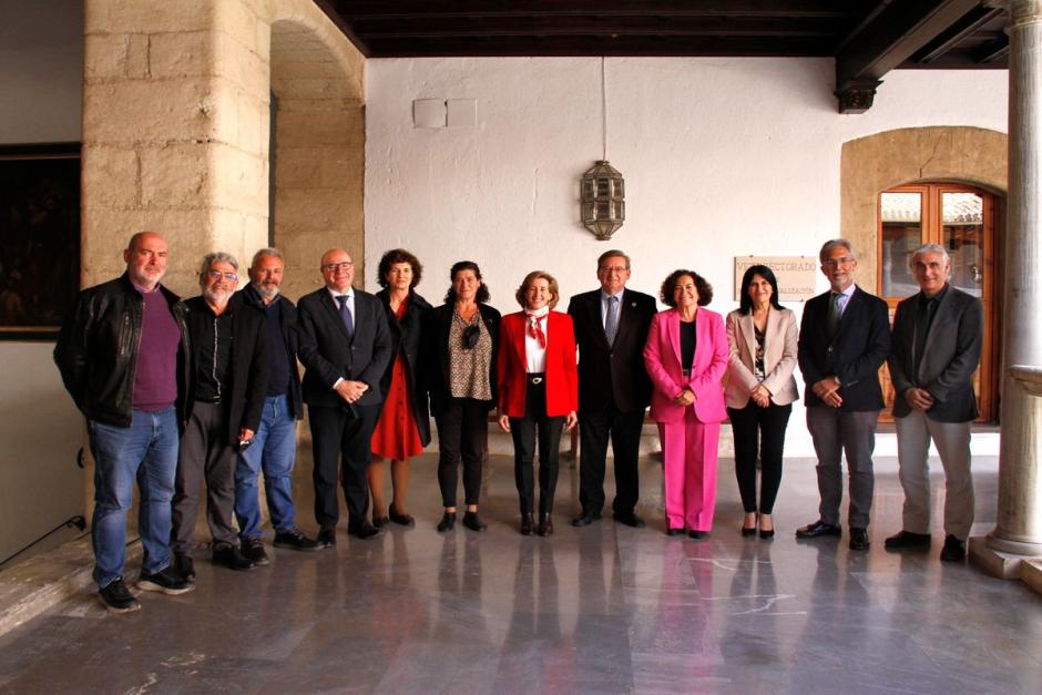 En el centro de la imagen, vestida con chaqueta roja, Ana de la Cueva, presidente de Patrimonio Nacional. A su lado la profesora Inmaculada Alemán Aguiler