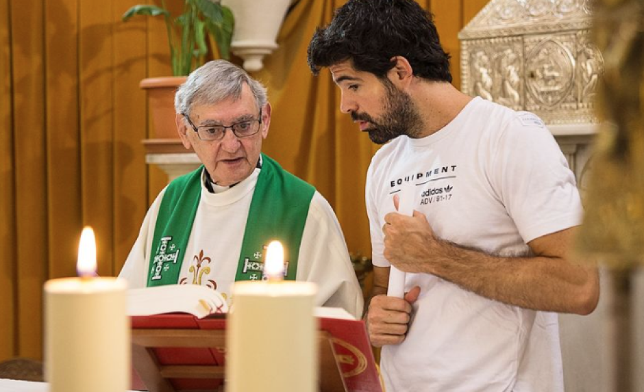 Un joven Miguel Ángel Muñoz atiende al sacerdote junto al altar