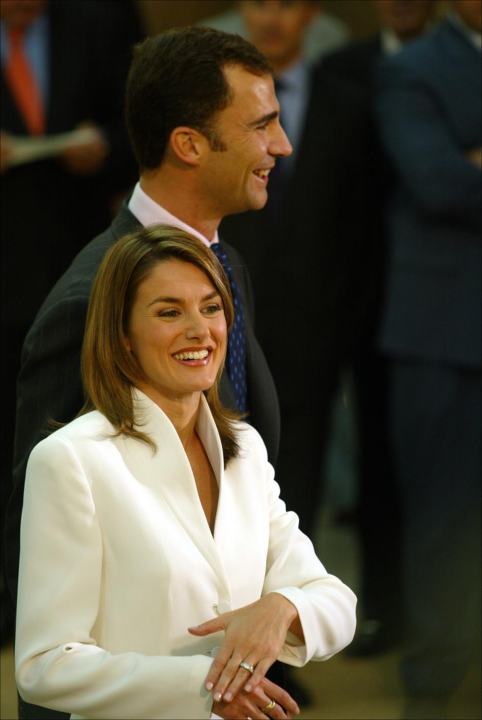 LA PERIODISTA LETIZIA ORTIZ ROCASOLANO MOSTRANDO LA ALIANZA QUE LUCIO EL DIA DE SU PEDIDA DE MANO CON EL PRINCIPE DE ASTURIAS
JJS / © KORPA 
06/11/2003
MADRID
 *** Local Caption *** DETAIL OF THE BRIGHT ALLIANCE THAT JOURNALIST LETIZIA ORTIZ ROCASOLANO THE DAY OF HIS REQUESTED OF HAND WITH THE PRINCIPE OF ASTURIAS