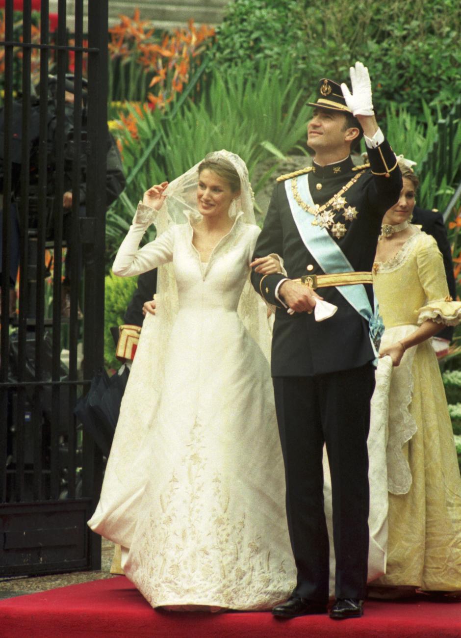 BODA PRINCIPES DE ASTURIAS PRINCIPE FELIPE, LETIZIA ORTIZ NOVIOS SALUDANDO SALIENDO DE BASILICA DE ATOCHA 2004 DECADA 200 *** Local Caption *** BODA PRINCIPES DE ASTURIAS PRINCIPE FELIPE, LETIZIA ORTIZ NOVIOS SALUDANDO SALIENDO DE BASILICA DE ATOCHA 2004 DECADA 200