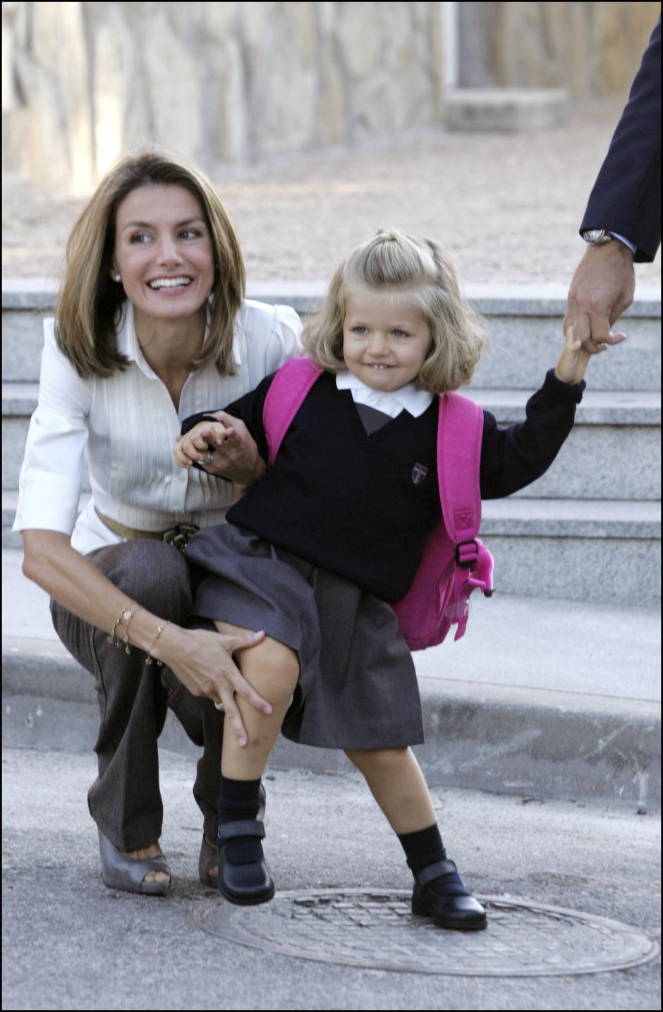 LA PRINCESA DE ASTURIAS DOÑA LETIZIA ORTIZ LLEVANDO A SU HIJA LA INFANTA LEONOR DE BORBON A SU PRIMER DIA DEL CURSO 2008 / 2009 EN EL COLEGIO "NUESTRA SEÑORA DE LOS ROSALES" 
PB / AD © KORPA
15/09/2008
MADRID
Princess Leonor in her first day of college curse 2008 / 2008 in, Madrid, acompained by your parents, Princes Letizia.