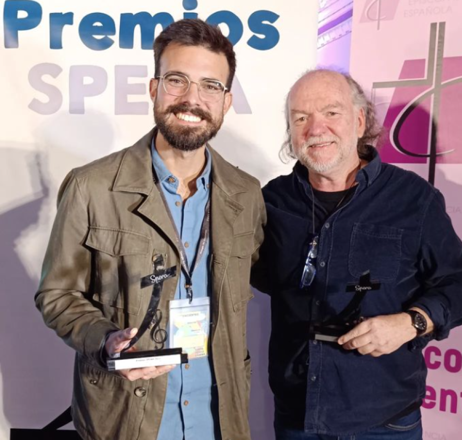 El sacerdote, a la izquierda, en Zaragoza, donde recibió un premio el pasado año