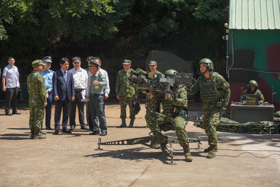 El presidente de Taiwán, Lai Ching-te, observa una demostración de un sistema de defensa aérea