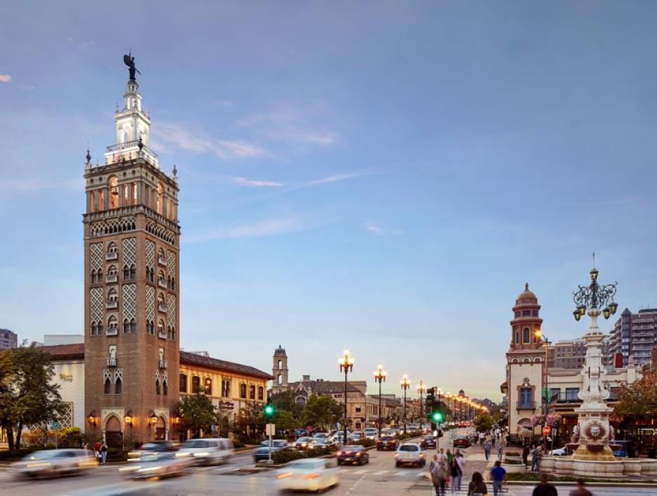 La Giralda de Kansas City, acompañada de la copia de la plaza Virgen de los Reyes de Sevilla