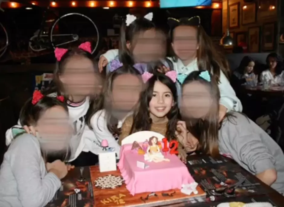 Imagen de Kira celebrando el cumpleaños con sus amigas