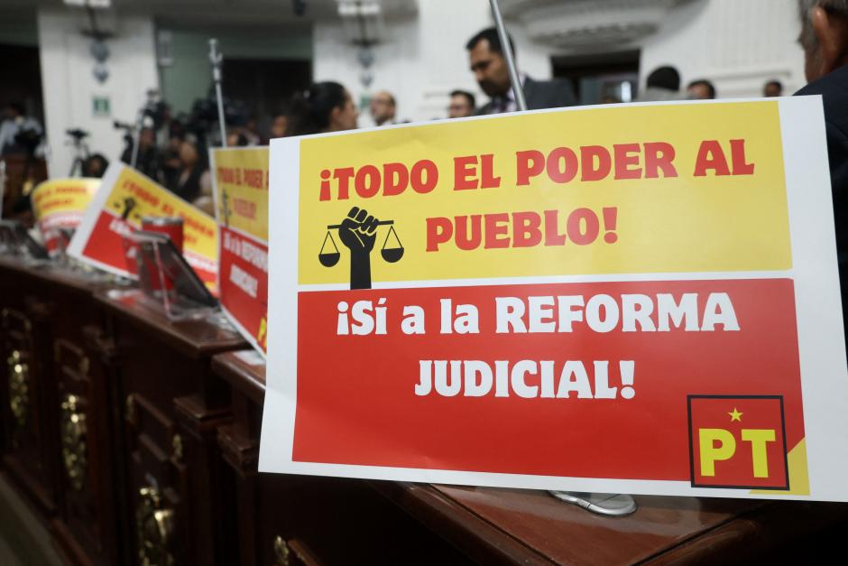 Cartel a favor de la Reforma Judicial propuesta por López Obrador en el Congreso de los Diputados