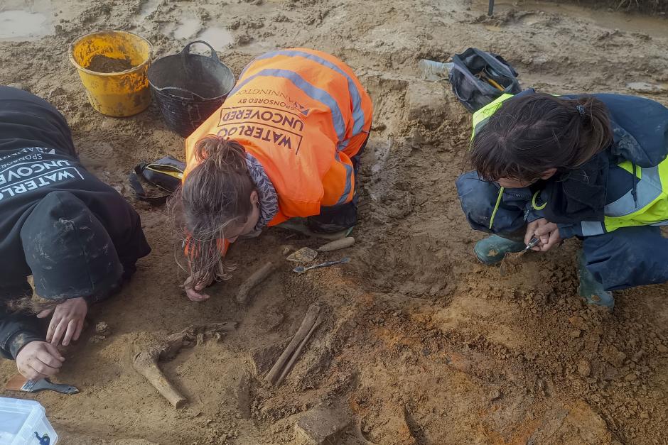 Arqueólogos y voluntarios trabajan en el hallazgo arqueológico de la batalla de Waterloo ubicado en la "Granja del Mont-Saint-Jean" en Waterloo, Bélgica