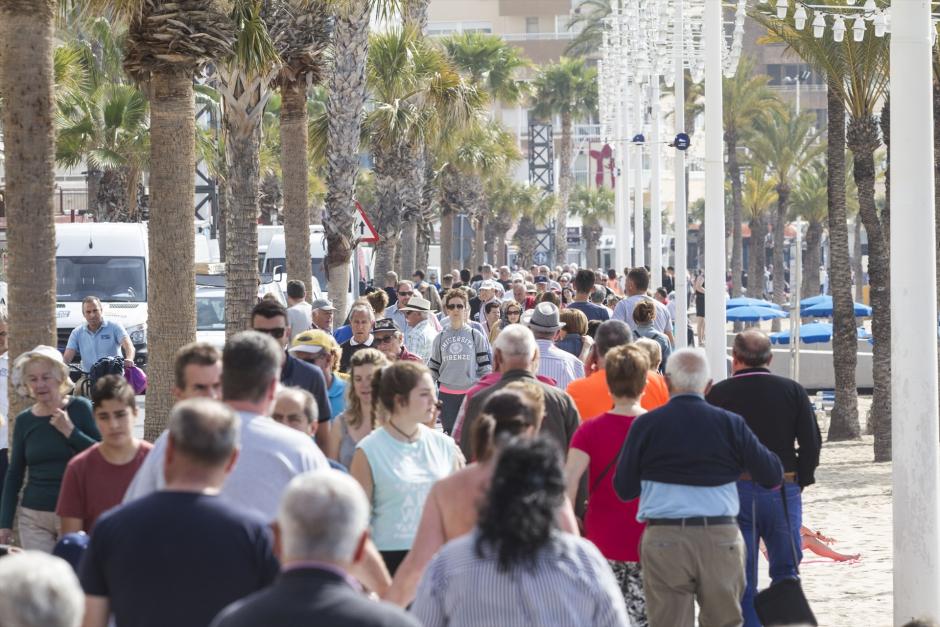 El paseo marítimo de Benidorm, atestado de gente, en una imagen de archivo