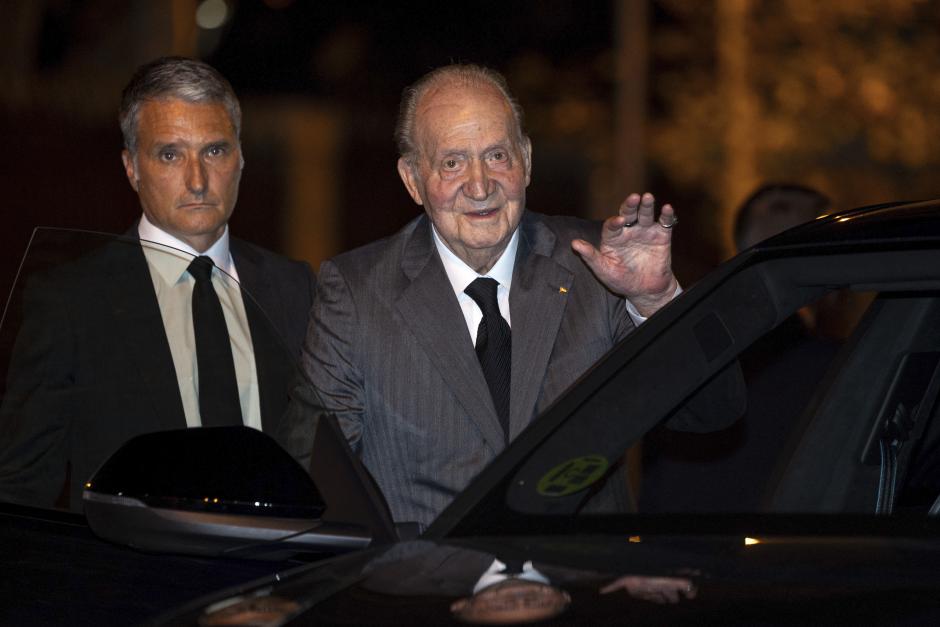 MADRID, 09/09/2024.- El rey emérito Juan Carlos I (d) tras el funeral del empresario y filántropo Alejandro Fernández de Araoz y Marañón, este lunes en la iglesia de San Francisco de Borja, en Madrid. EFE/ Daniel González