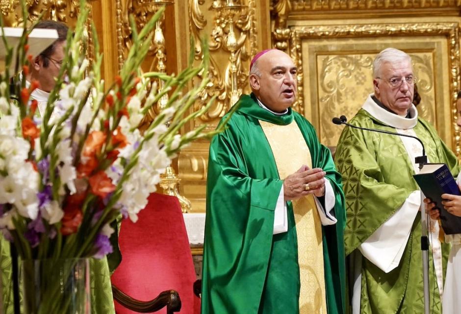 En el centro de la imagen, Monseñor Benavent, durante la misa por el turismo