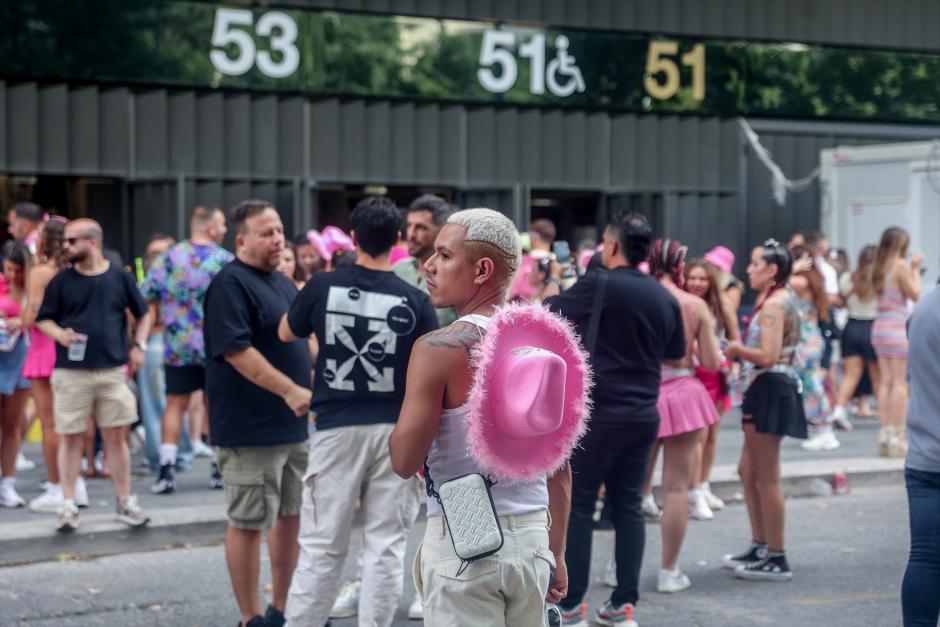 Ambiente previo al concierto de Karol G en los alrededores del Santiago Bernabéu