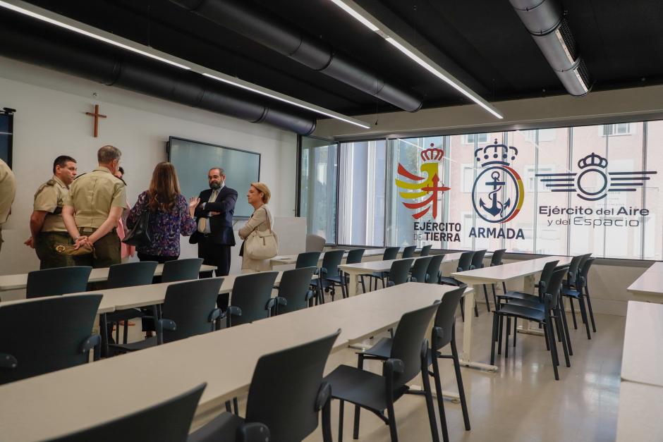 Un momento de la inauguración oficial del Aula de Defensa de la Universidad San Pablo CEU, presidida por Alfonso Bullón de Mendoza