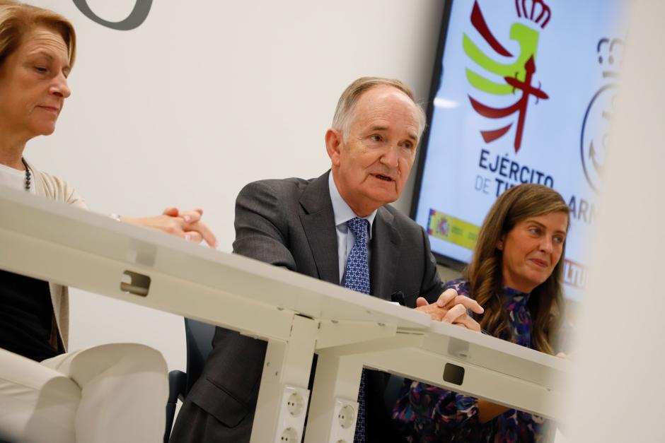 Intervención del almirante Juan Francisco Martínez Núñez en el Aula de Defensa de la Universidad San Pablo CEU, junto a la rectora Rosa Visiedo y la vicedecana de Humanidades, María Sánchez