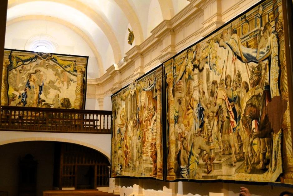 Las paredes del interior de la iglesia están recubiertas con los tapices de Rubens