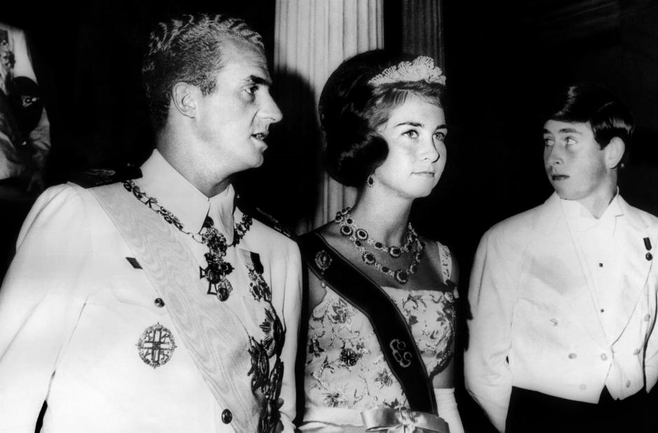 Los Príncipes de España, Juan Carlos y Sofía, junto al príncipe Carlos de Inglaterra, asisten al baile de gala ofrecido a los invitados a la boda del rey Constantino de Grecia y la princesa Ana María de Dinamarca, que se celebra mañana en Atenas