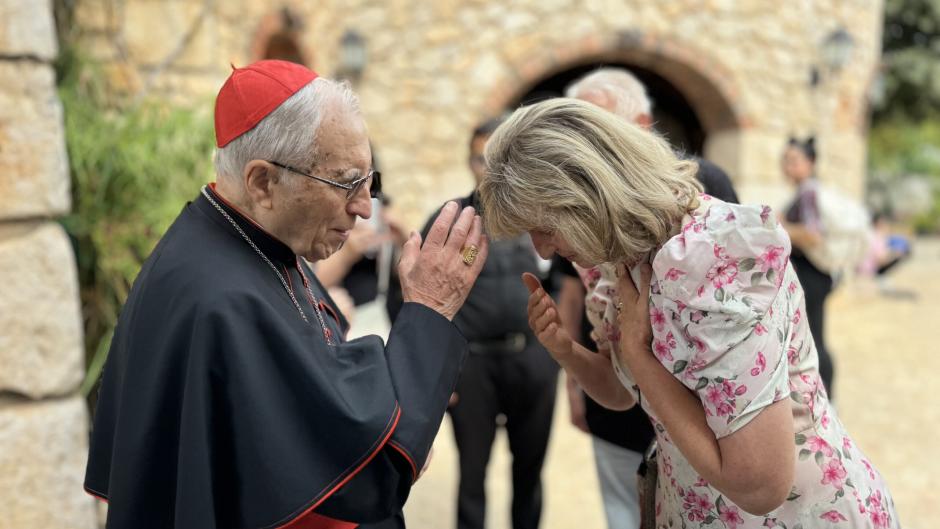 EL cardenal Rouco bendice a una peregrina en Medjugorje