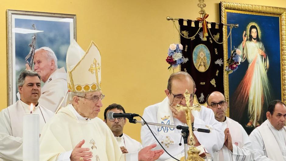 El cardenal Rouco, con Javier Sánchez-Cervera (izquierda) y Juan Pedro Ortuño (parcialmente tapado por la cruz)