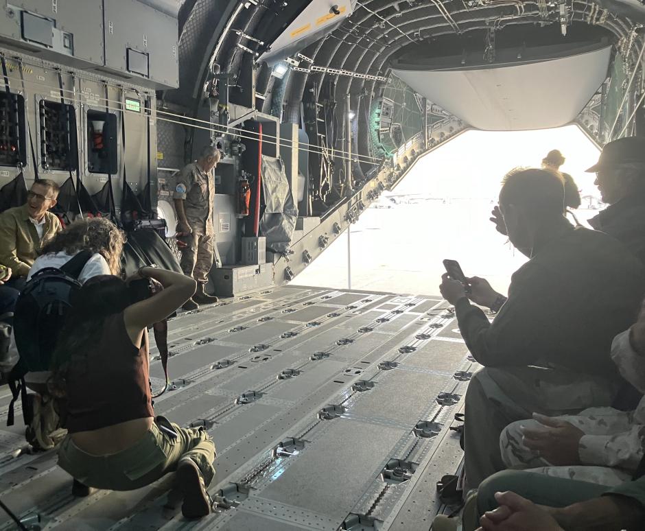 Un fotógrafo capta el cierre de la rampa del A400M desde el interior del avión