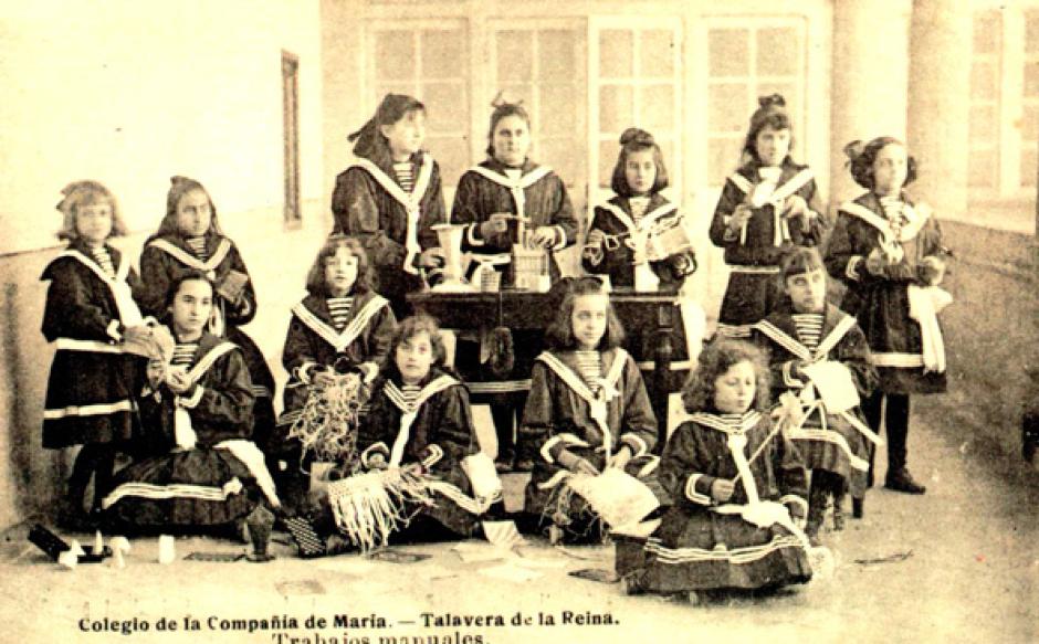 Imagen antigua de las alumnas del Colegio Orden de Nuestra Señora de Talavera de la Reina